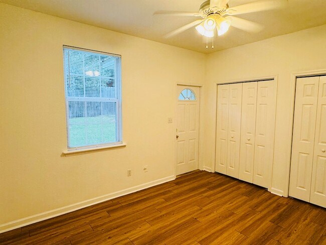 Building Photo - 924 Ashburn Dr