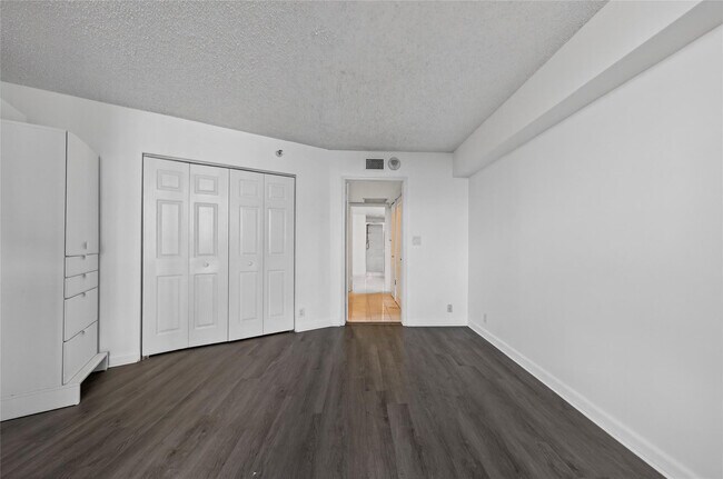 Building Photo - 3530 Mystic Pointe Dr