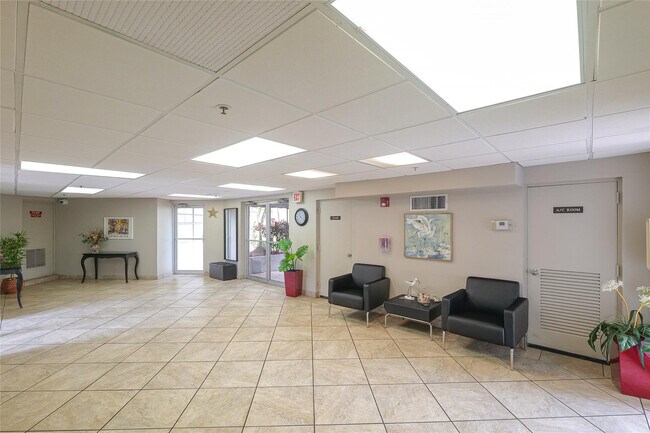 Building Photo - 3940 Inverrary Blvd