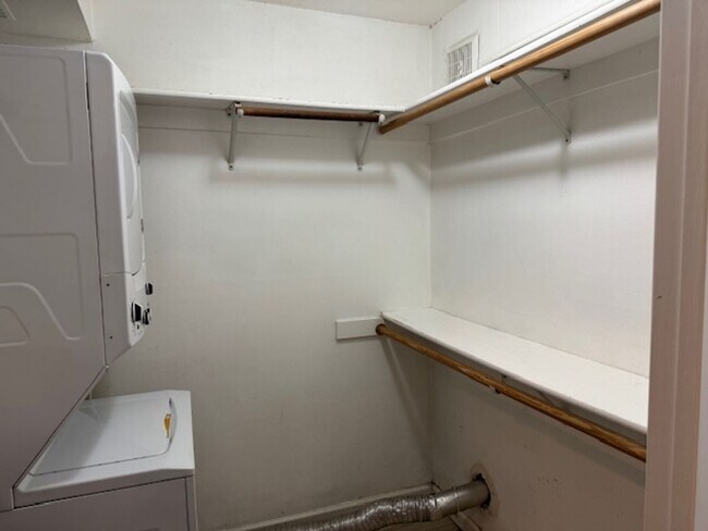 Building Photo - Oak Hills (15425)