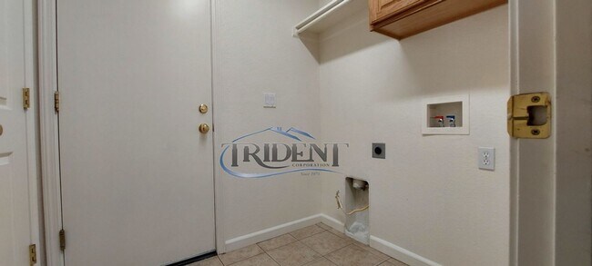 Building Photo - 4 bedroom, 3 bath house with approx. 2,183 sq. ft.