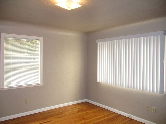 Larger bedroom - 217 El Vista Ave