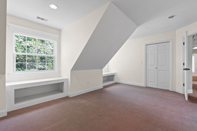 Building Photo - Beautiful 4 bedroom 2.5 bath home with lawncare, internet and security system included in rent