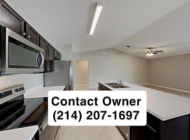 Building Photo - 2011 SW Del Rio Blvd