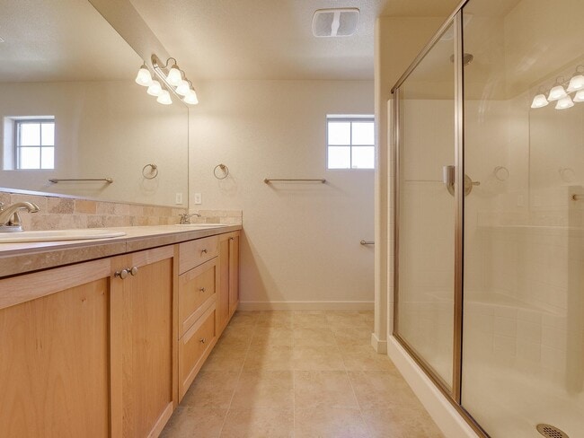 Building Photo - Charming Tudor in Edgewater on The Tualatin