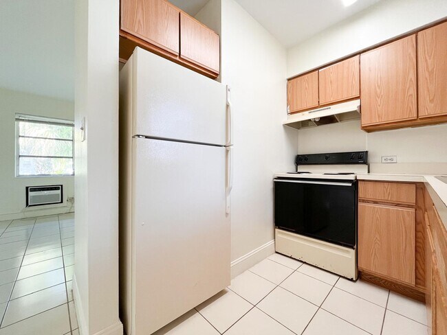 Building Photo - 1021 NE 8th Ave