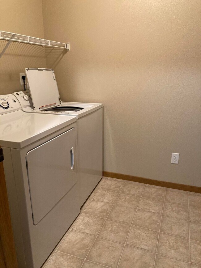 Building Photo - Perfect 3 Bed 2 Bath on the 1st Floor!