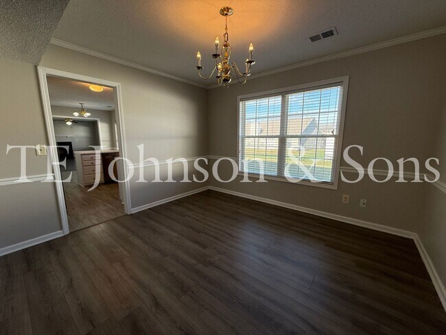 Building Photo - Spacious 4 Bedroom Home with Modern Comfor...