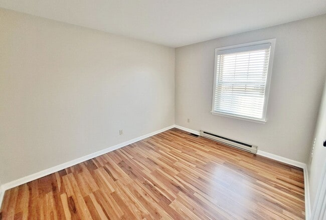 Building Photo - 3 Bed / 1-1/5 Bath Single Family Home w/Attached 2-Car Garage