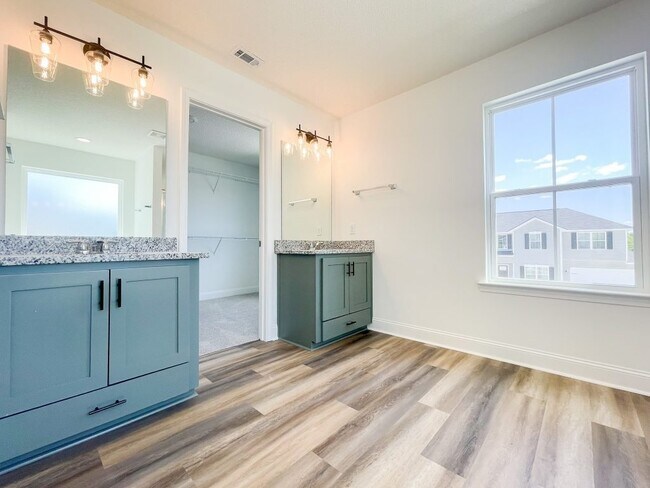 Building Photo - 549 Meloney Dr