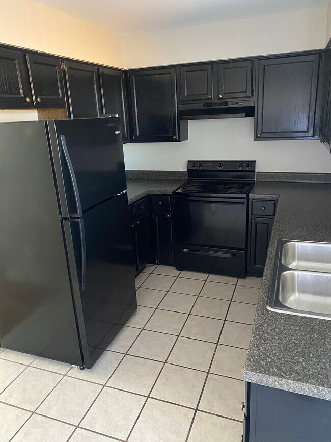 kitchen - 537 Chandler Plz