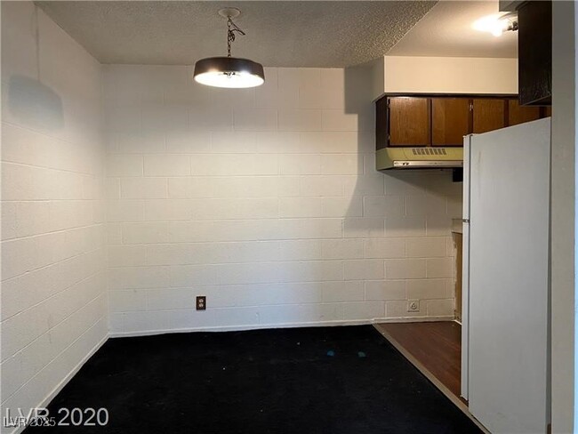Building Photo - 625 S Royal Crest Cir