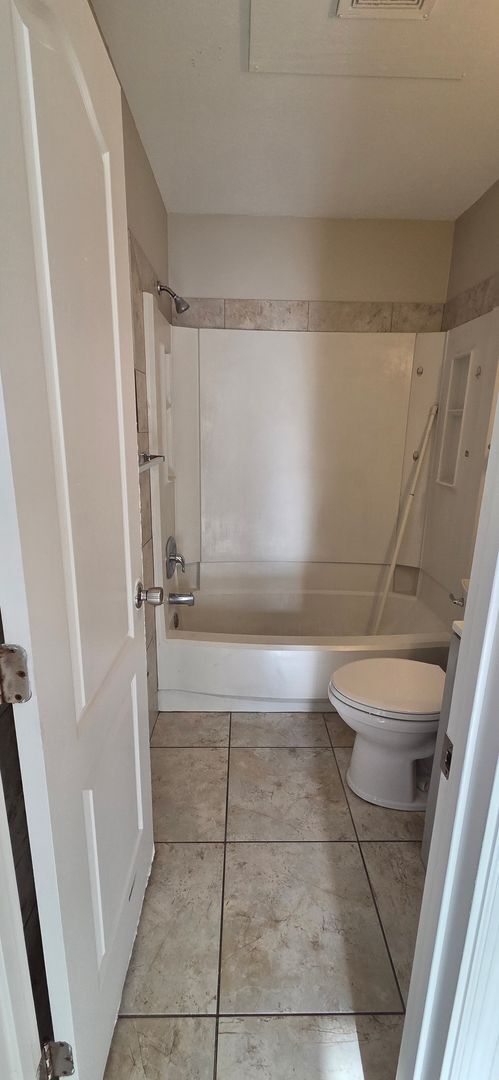 Building Photo - 2/1 Home in suberb location, pet friendly!