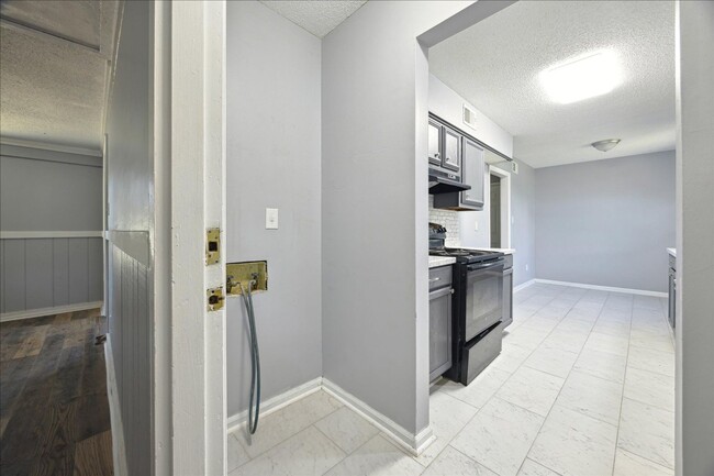 Building Photo - 3BED/2BATH REMODELED