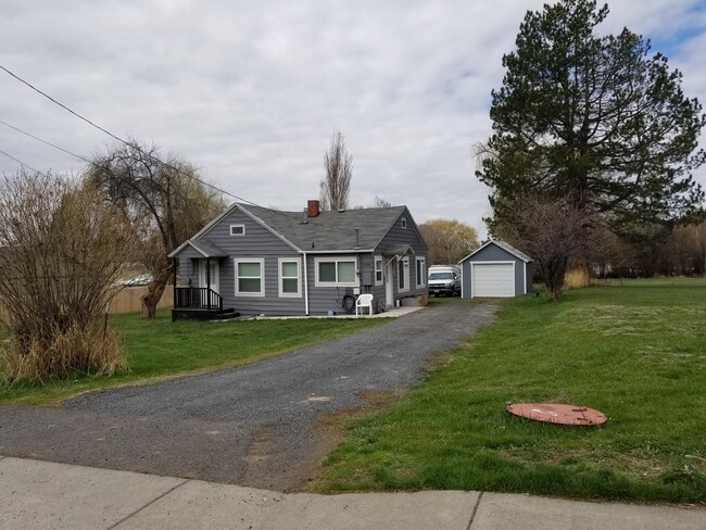 Primary Photo - No pets, please! Adorable home near Shasta...