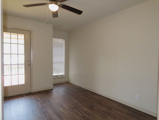 Building Photo - Remodeled in 2024! Gorgeous 3 Bdrm., 2 Bath Duplex in Whitehouse ISD!