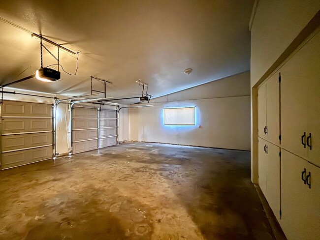 Building Photo - N. Merced: $2279 4 bedroom 2.5 bath home n...