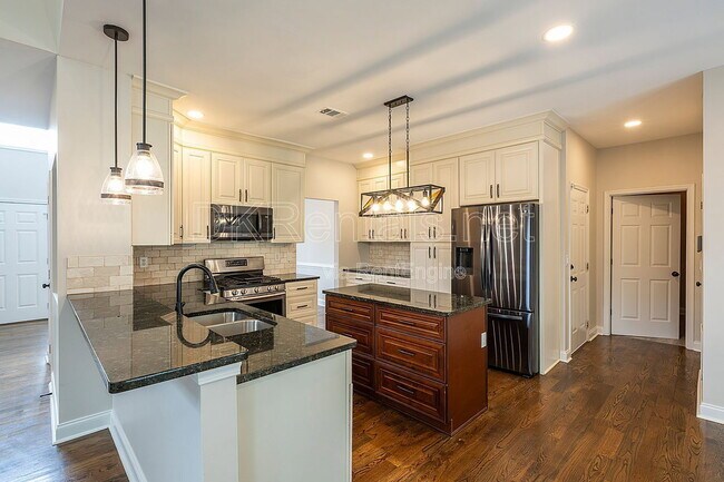 Building Photo - 1540 Hampton Hollow Dr