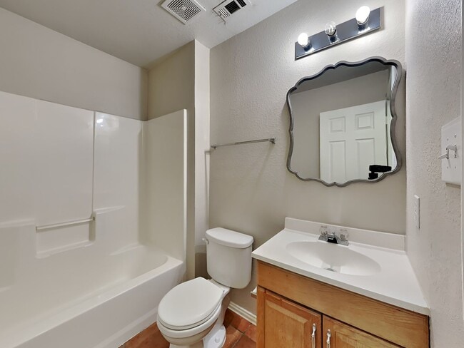 Building Photo - ONE MONTH FREE RENT! CALL NOW!