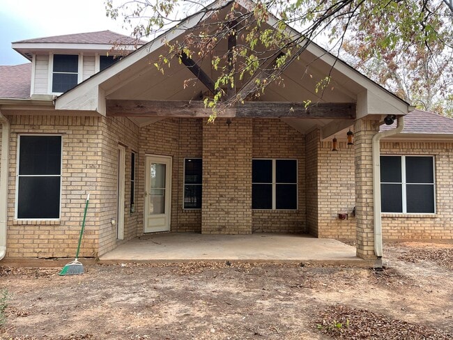 Building Photo - Gated Entry 5 bedroom, 3.5 Bath Home on 16...