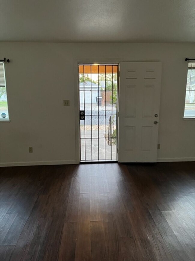 Building Photo - Single story 3 bedroom 2 bath home