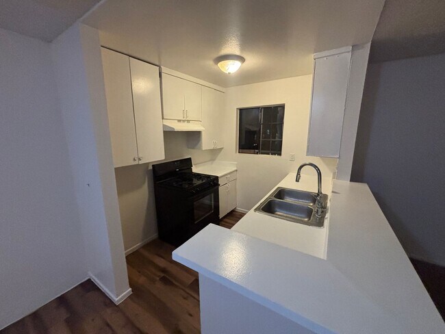 Building Photo - 2-Bedroom First-Floor Condo with Utilities...