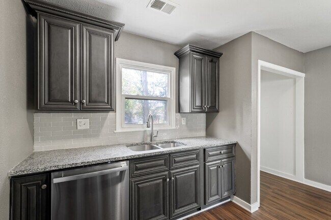 Building Photo - Welcome home to this cozy and fully updated 3-bedroom, 1-bath rental in Kansas City, KS!  1st mon...