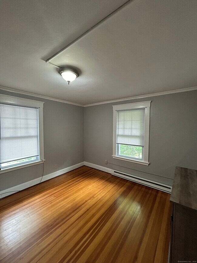 Building Photo - 647 E Main St