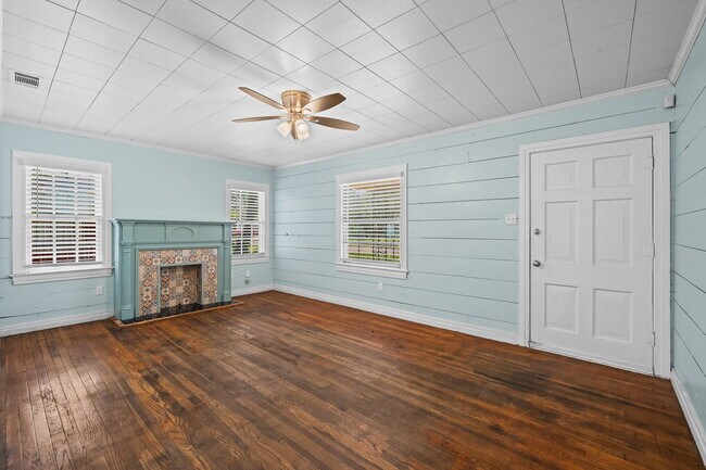 Building Photo - Vintage Home w/ Modern Updates, Minutes fr...