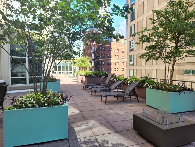 Building Photo - 57 E Delaware Pl