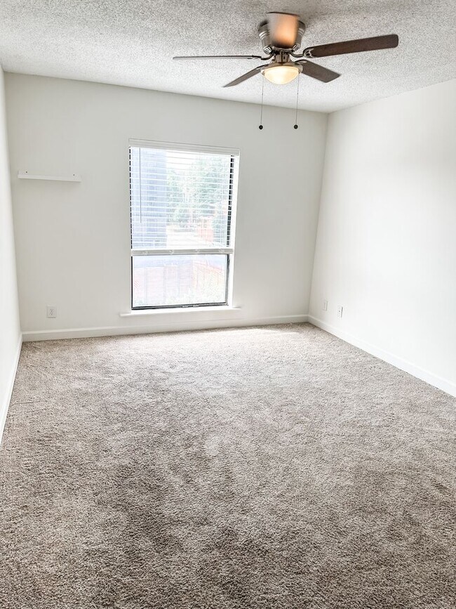 Building Photo - Spacious Renovated 3-Bedroom Condo Near UT Campus