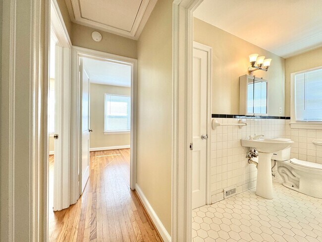 Building Photo - 3808 Parkwood Dr