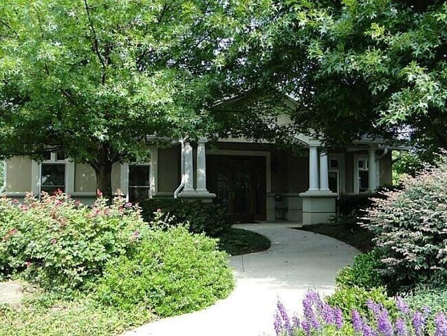 Building Photo - 2700 Pine Tree Rd NE