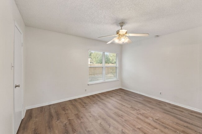 Building Photo - Bright and Inviting 3-Bedroom with Private...
