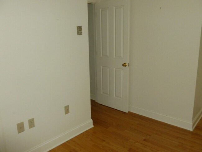 Building Photo - Eaton St - 032-34