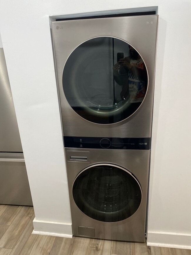 Building Photo - 1725 Monument St