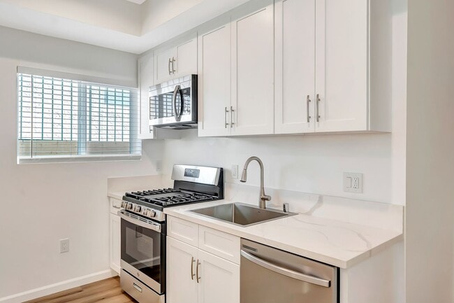 Building Photo - 14527 Hartland-11