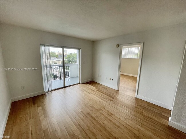 Building Photo - 2 br, 2 bath Condo - 8101 Crespi Blvd Apt 204