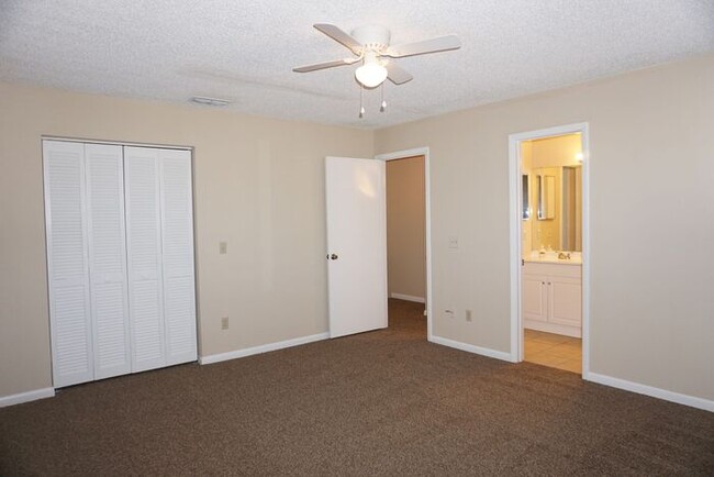 Building Photo - 3/2 townhome Near NAS Jax