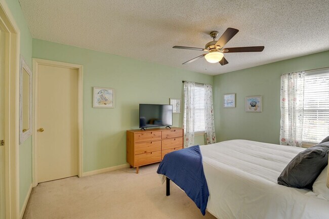 Building Photo - 140 Spanish Oak Dr