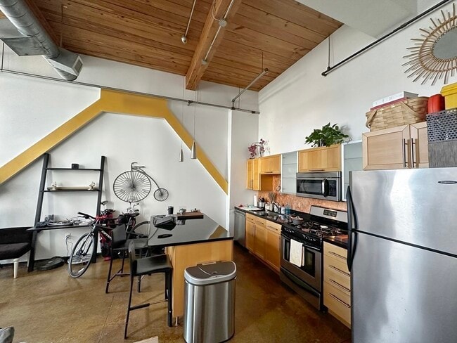 Building Photo - 120 Holmes St