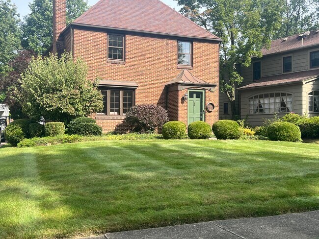 Building Photo - 120 Ridgewood Dr