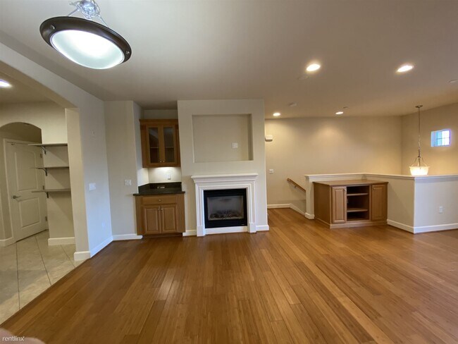 Building Photo - 2 br, 2.5 bath Townhome - 1714 Hillebrant ...