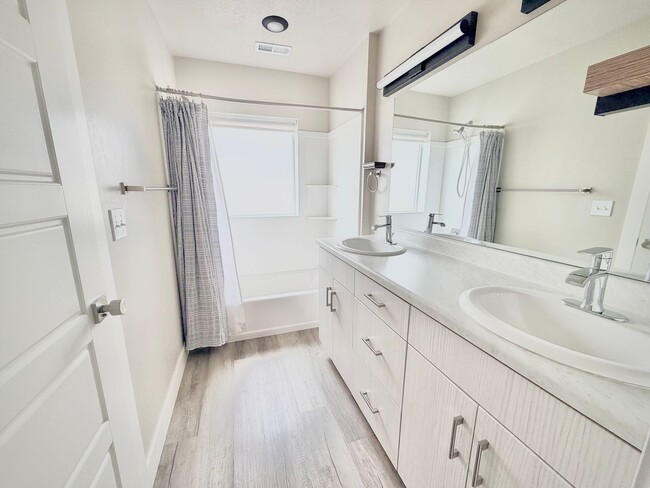 Building Photo - Beautiful 3-Story Townhome | 4 Bedrooms | 3 Baths | 2-Car Garage | Hyrum, Utah