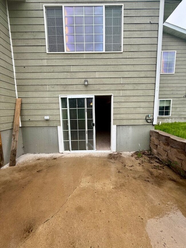 Building Photo - Spacious 4 Bed / 3 Bath Duplex on 1 Acre –...