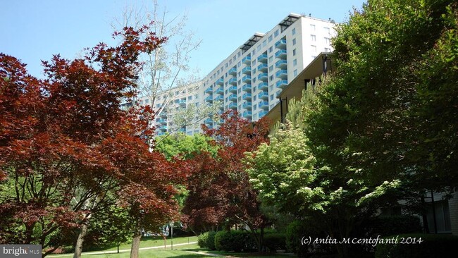 Building Photo - 10201 Grosvenor Pl
