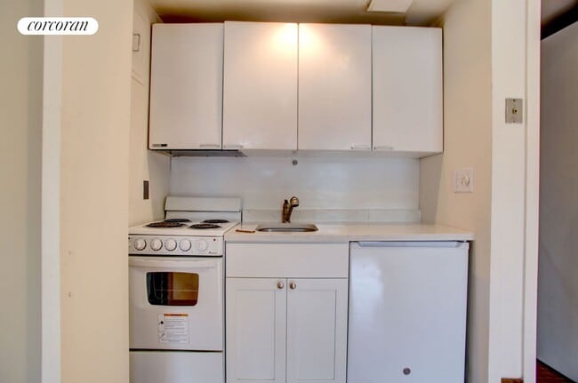 Building Photo - 47 W 84th St