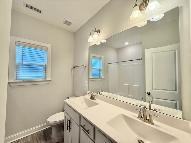 Building Photo - Gorgeous 5BD, 3BA Raleigh Home with Tons of Modern Upgrades in an HOA Community with Premier Amen...