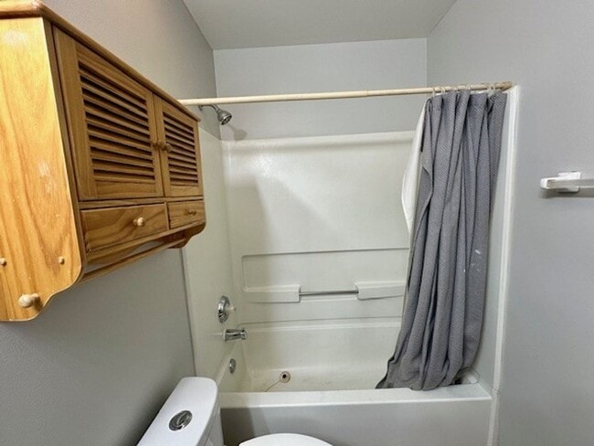 Building Photo - Excellent 2 Bedroom 1.5 Bath and I car att...