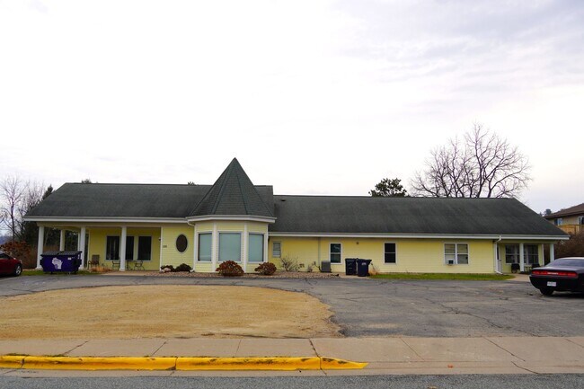 Building Photo - 1 Bedroom 1 Bath Apartment Available- All Utilities Included